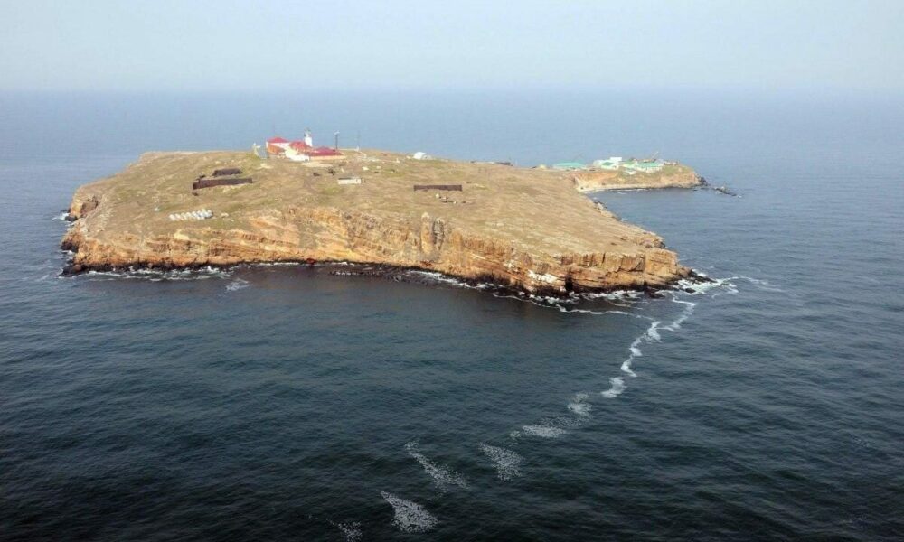 Росіяни атакують Зміїний з метою терору морських шляхів, — Гуменюк