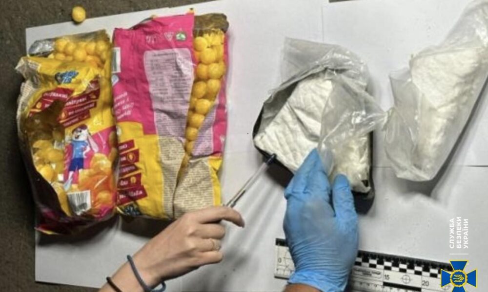 В Одесі наркодилер для прикриття торгівлі кокаїном взяв з собою на “справу” маленьку доньку