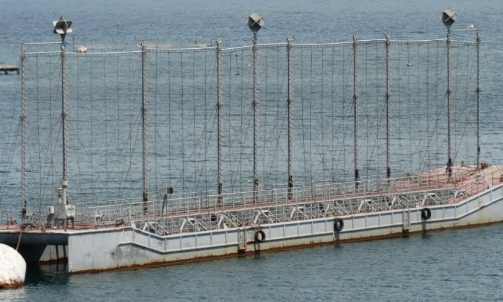 У Керчі прикрили бухту заводу «Залив» корабельним щитом проекту 436 біс — фото