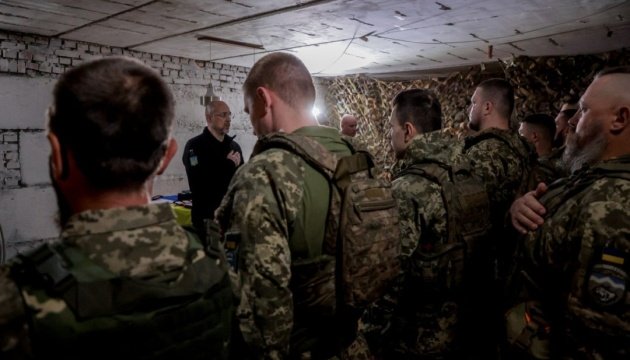 Шмигаль нагородив військових бригади «Едельвейс» почесними грамотами