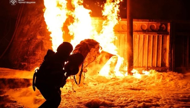 На Чернігівщині війська РФ вдарили по рятувальниках, які гасили пожежу після обстрілу