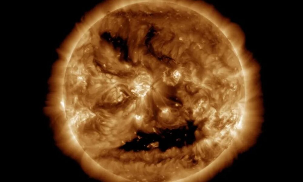 На Сонці з'явилася моторошна посмішка: з гігантського "рота" вирвалася геомагнітна буря (фото)