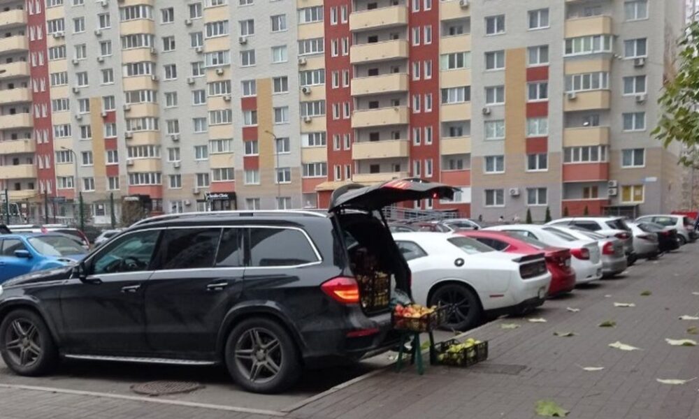 У Києві продавали яблука з багажника Mercedes GLS — фото