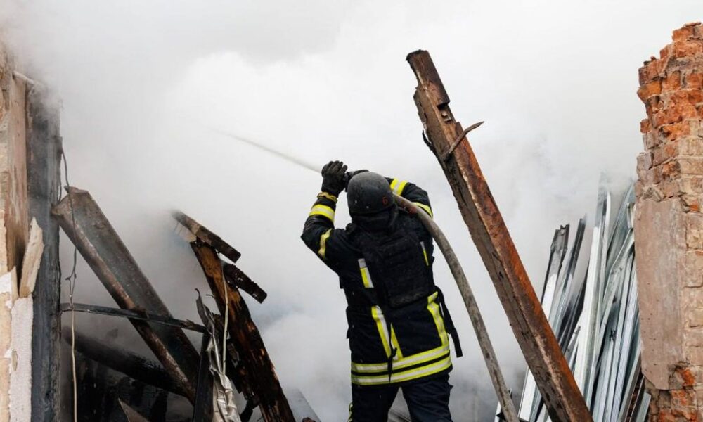 місцеві жителі розповіли про вибухи та заграву після атаки дронів — відео