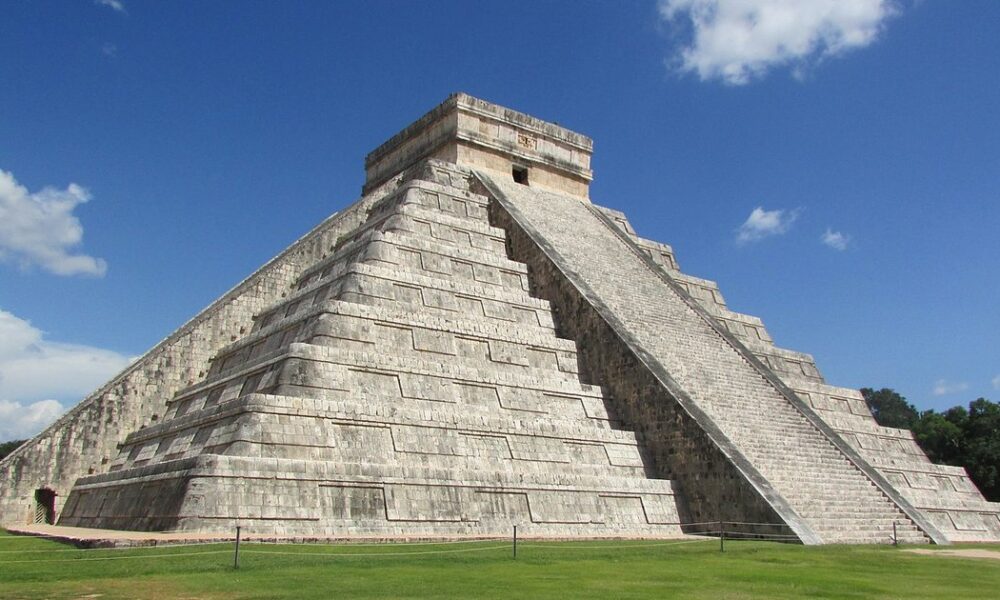 Вчені шукають таємні кімнати під пірамідою мая: їм допоможуть космічні мюони