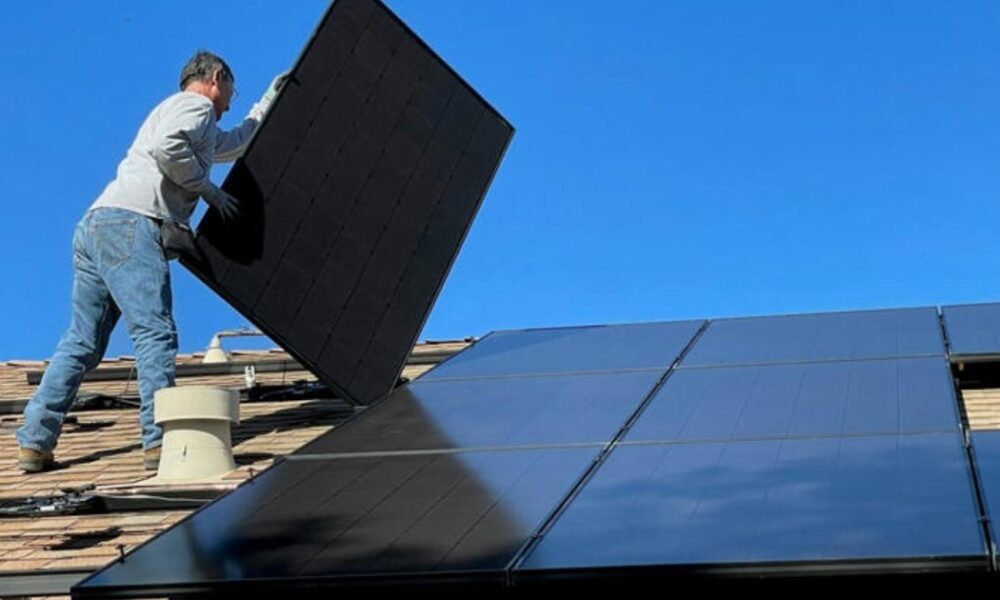 Сонячні панелі викидають з однієї простої причини: експерти розкрили деталі (фото)