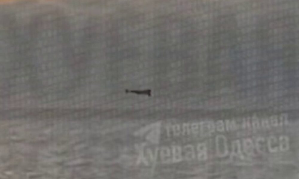 Атака на Одесу — російський шахед упав у Чорне море наче у дитячій грі, відео