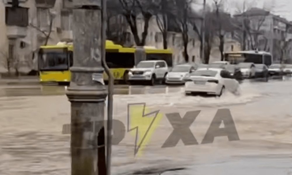 У Києві затопило цілу вулицю: машини «пливуть» дорогою (відео)