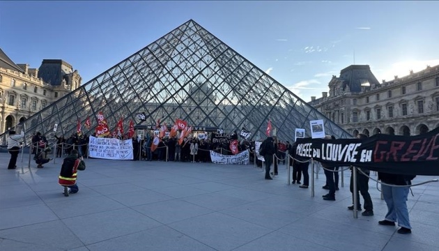 Співробітники Лувру знову страйкують