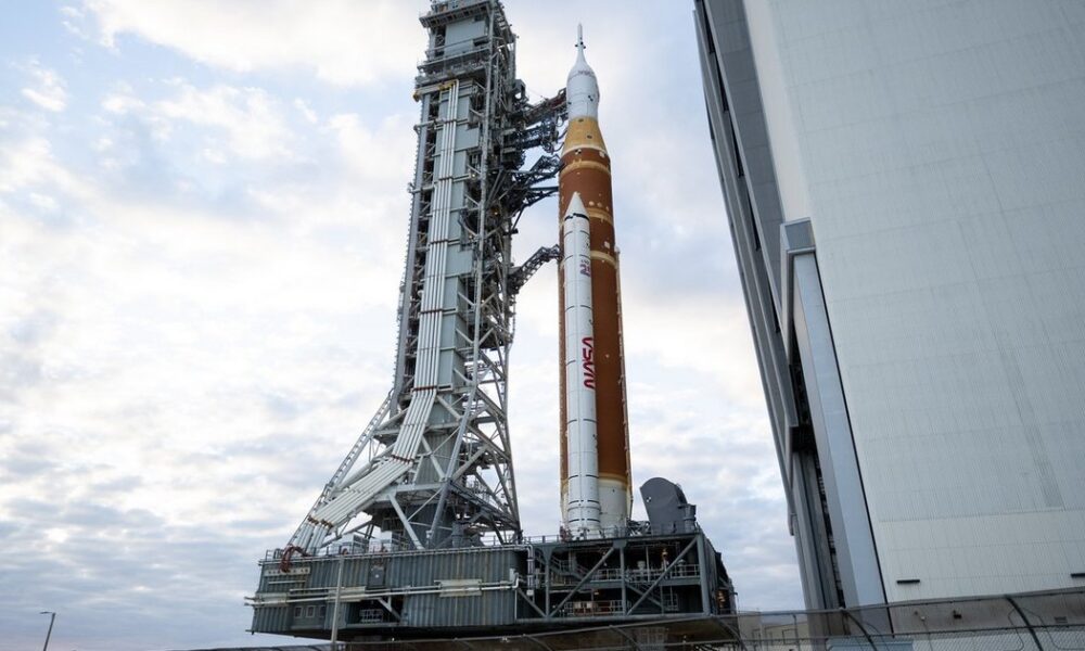 величезна ракета NASA прибула на місце запуску (відео)