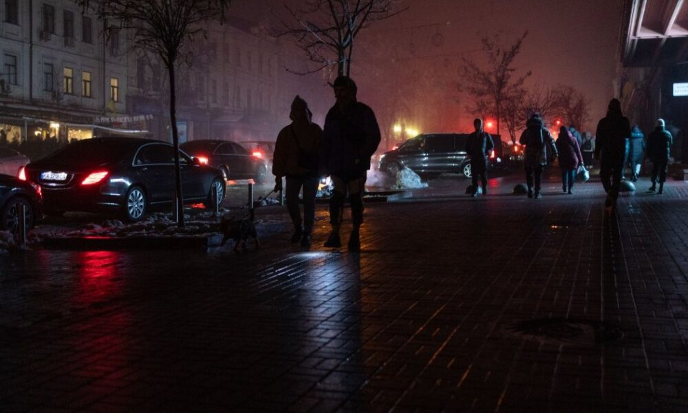 Відключення світла в Україні - коли відновлять енергетику