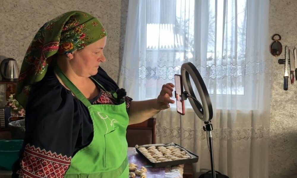 Тренди ТікТок — жінка розриває мережу відео з села