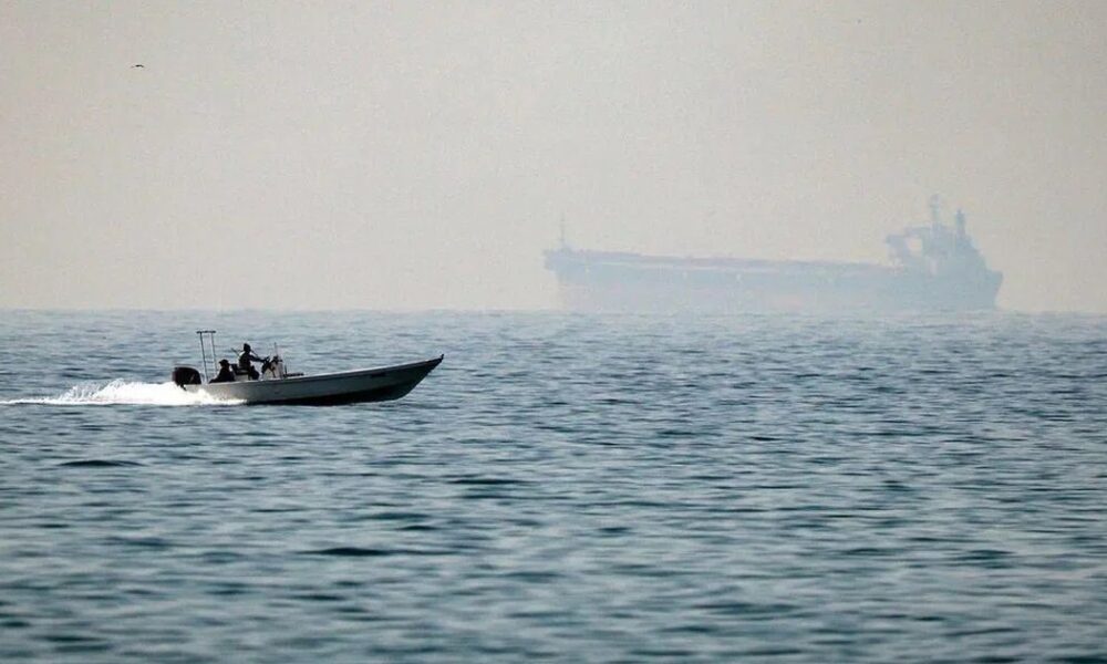 Атака на Іран — в Ормузькій протоці зупиняються судна