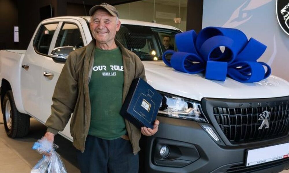 Пенсіонер-переселенець, у якого зламався ВАЗ у центрі Києва, отримав у подарунок пікап (відео)