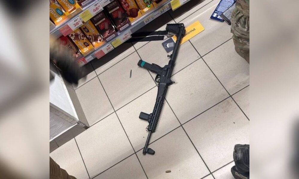 Чоловік влаштував стрілянину у Києві — чим він був озброєний — відео