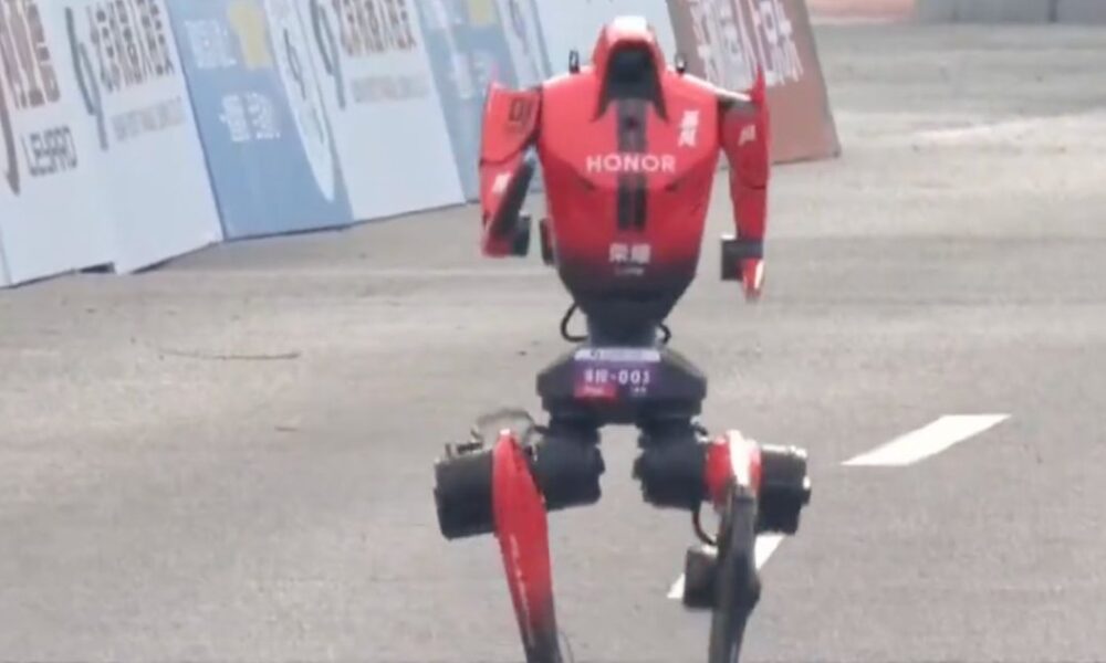 робот вперше побив світовий рекорд людини в півмарафоні (відео)