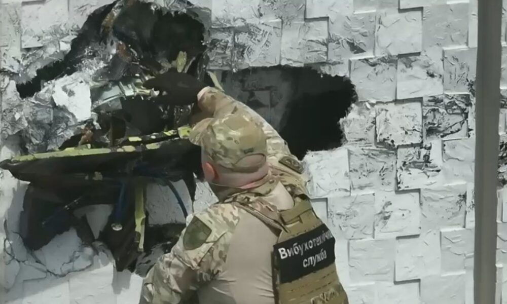 ДСНС зняли дрон РФ з хмарочоса в Одесі — відео