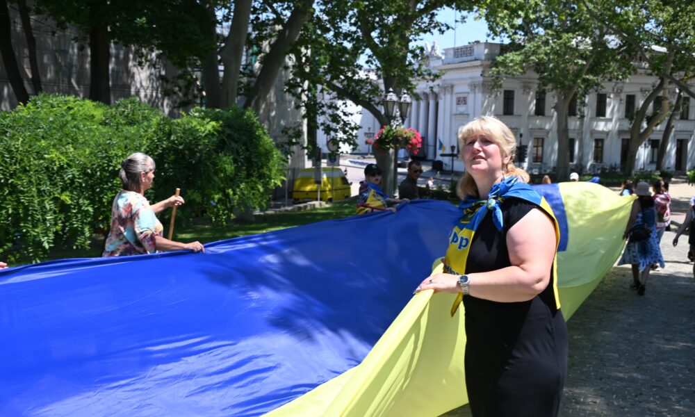 Родини полонених розгорнули в Одесі 100-метровий прапор до Дня Конституції
Анонси