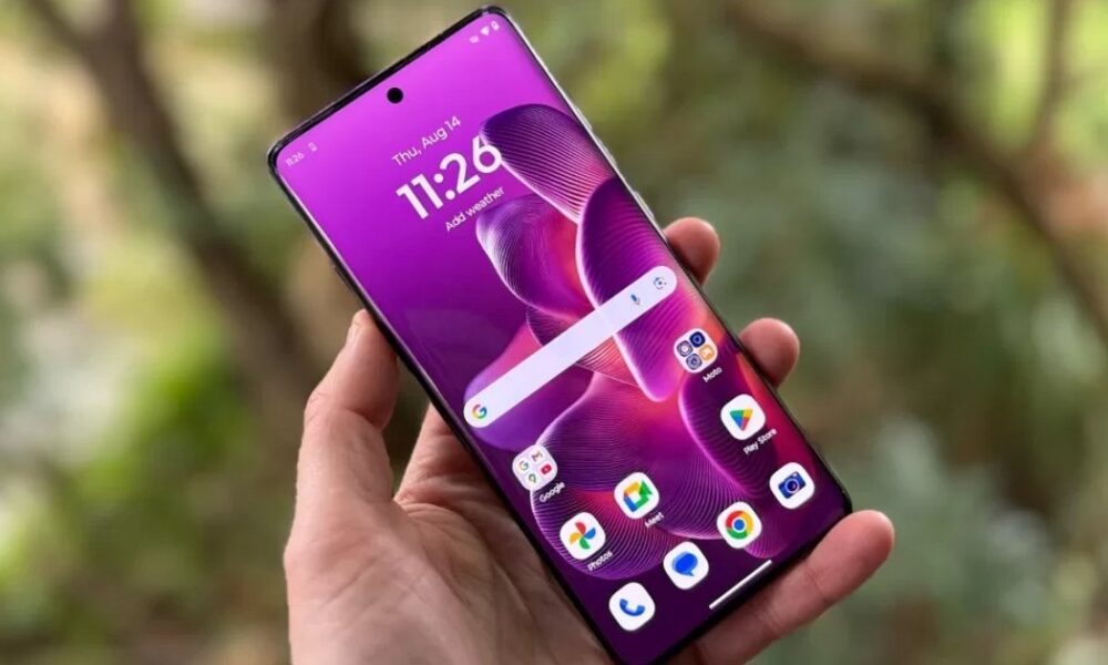 Топ 3 смартфонів за середньою ціною та з найкращим акумулятором: Poco, Realme, Motorola (фото)
