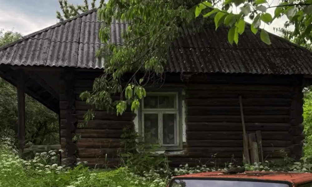 Українець знайшов у глухому селі хати, яким понад 200 років – що він там побачив (фото)