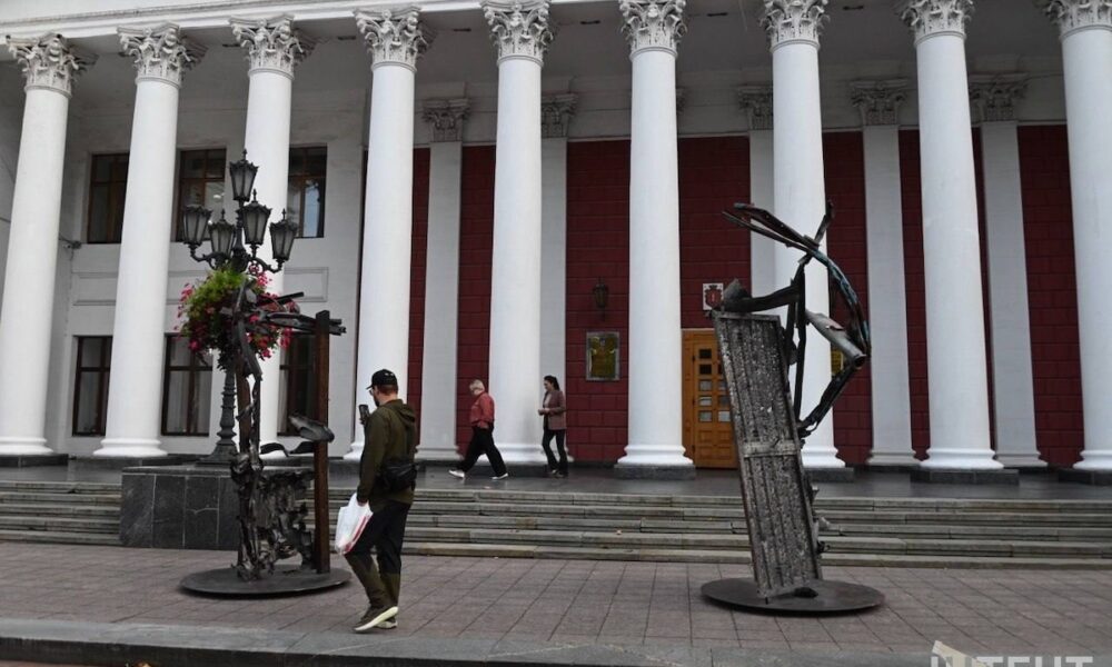 В Одесі перед мерією показали скульптури Реви