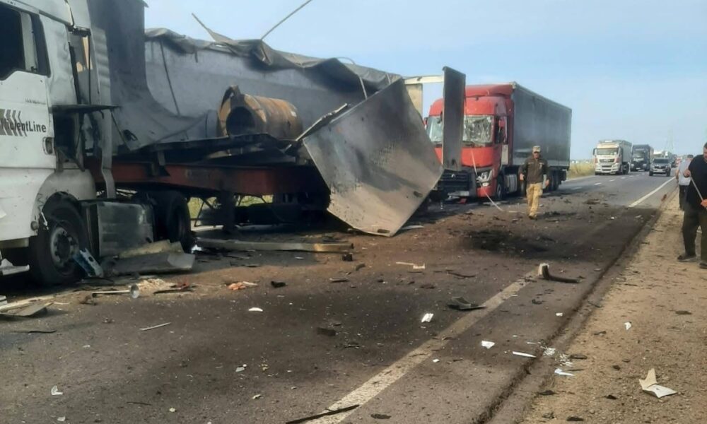 Після серії ударів по трасі на Одещині є поранені люди